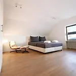 Maisonette Fuer 9 Personen Gym & Parkplatz 7 Min Zum Flughafen Appartement *