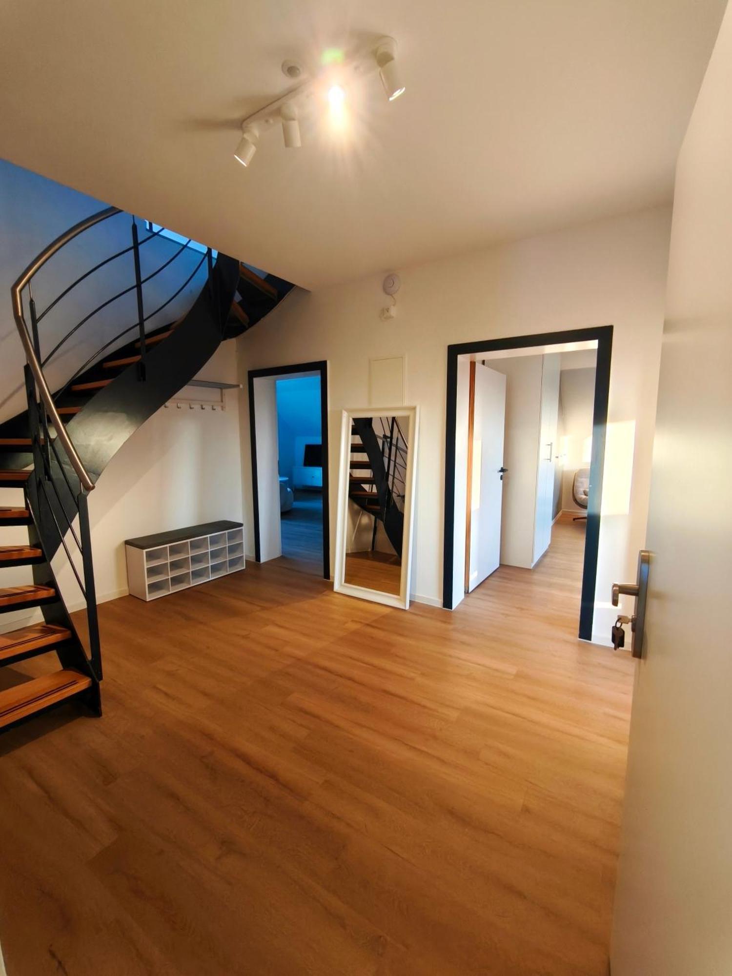 Maisonette-wohnung In Stadtvilla Mit 3 Sz & Gym& Parkplaetze * Dusseldorf