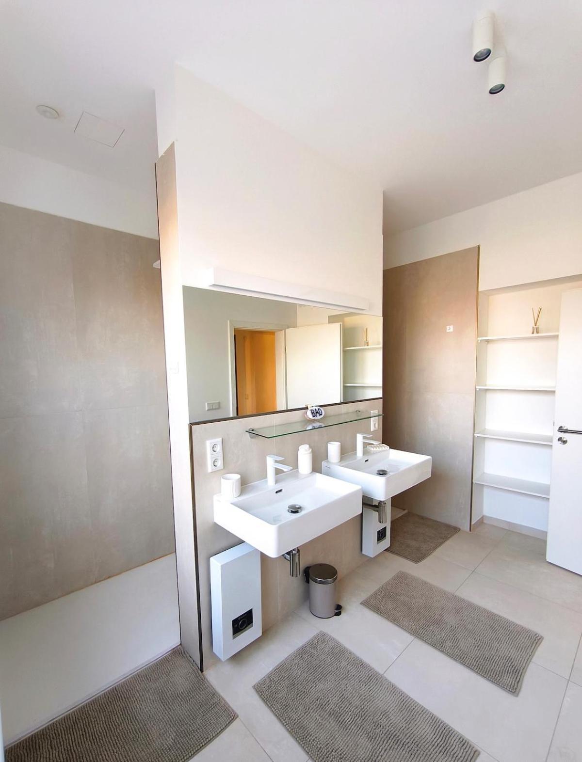 Maisonette-wohnung In Stadtvilla Mit 3 Sz & Gym& Parkplaetze * Dusseldorf