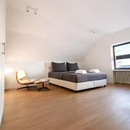 Maisonette Fuer 9 Personen Gym & Parkplatz 7 Min Zum Flughafen Apartment *
